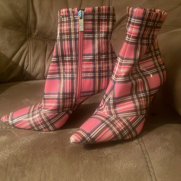 Pink patent plaid print booties! Add some punch to your everyday outfits ! - Picture 3 of 4